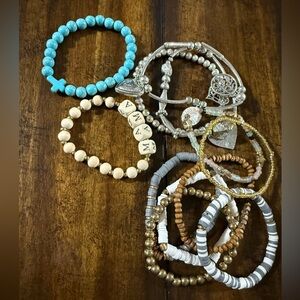Stylish costume jewelry Beaded Bracelet Set.